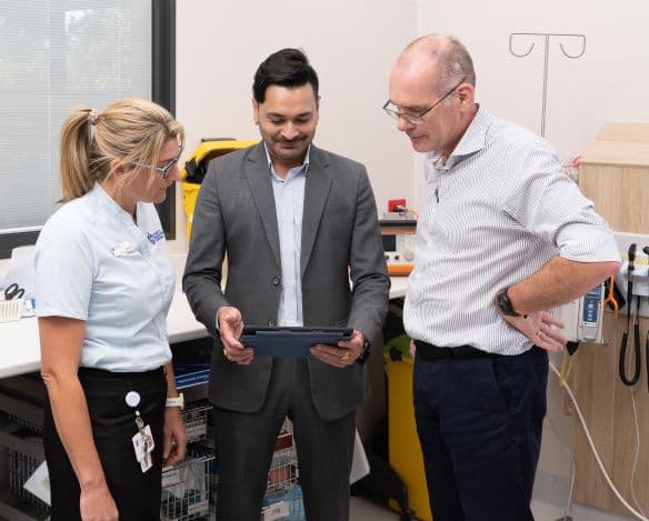 GRIVITY founder leading a collaborative digital marketing strategy session with clients in a modern office.